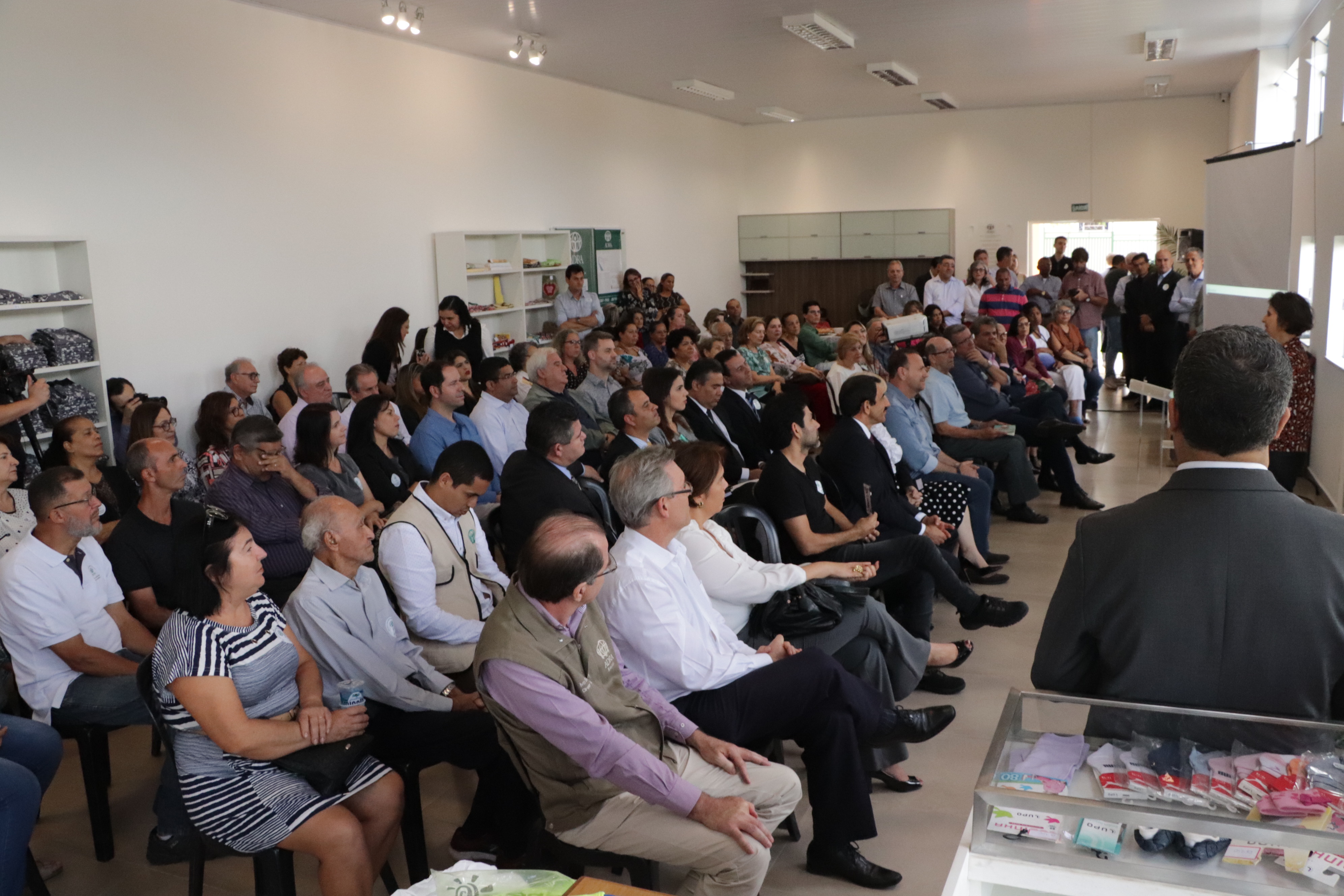 Adra inaugura sede com proposta de capacitação profissional