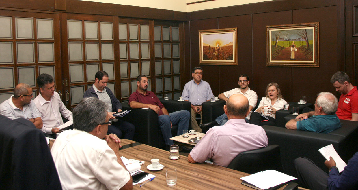 Executivo explica a vereadores projeto de transporte por aplicativo